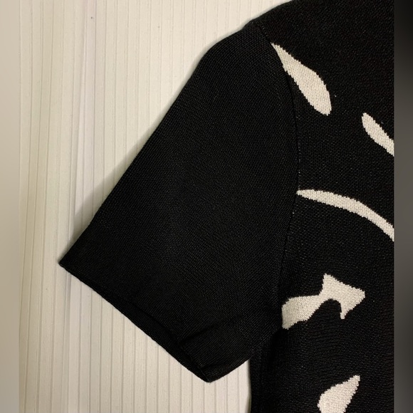 Anne Klein - Black And White Short Sleeve Crewneck Sweater With Lion Image - S - Picture 4 of 6
